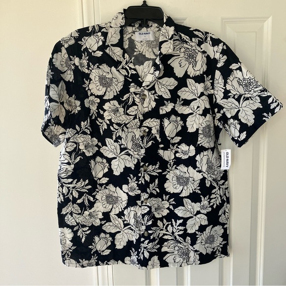NWT Men’s Old Navy Black Floral Camp Button Up Hawaiian Short Sleeve Shirt Med - Picture 2 of 6